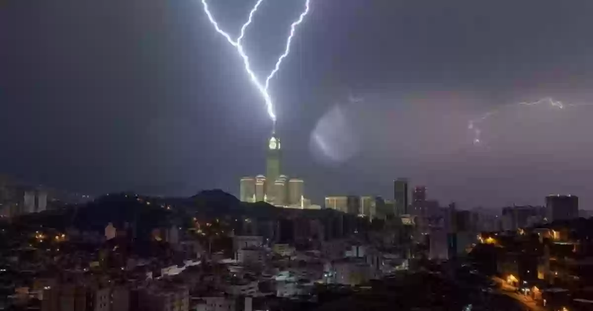 أمطار غزيرة في مكة وعواصف رعدية تضرب بيشة وعسير وهذا طقس الرياض وجدة والدمام والمدينة