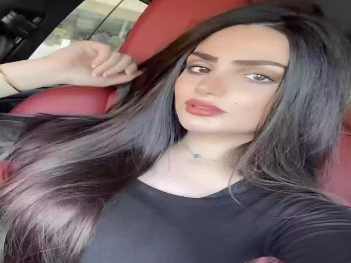 بفستان أحمر اللون وألماس