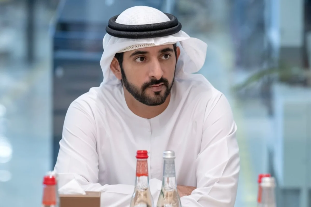 حمدان بن محمد نتمنى السلامة لركاب غواصة