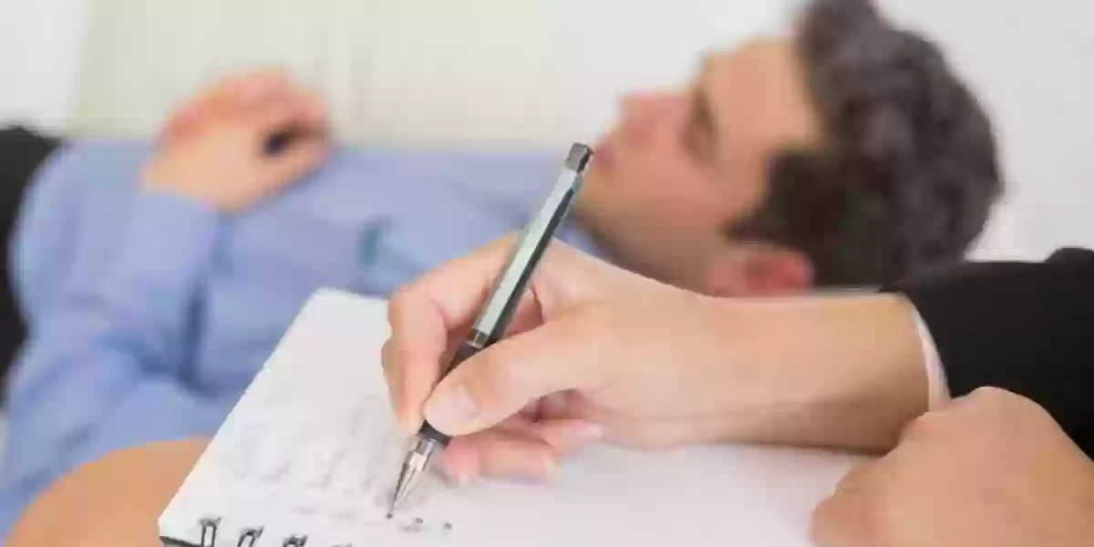 طبيب يشخص مريض نفسي