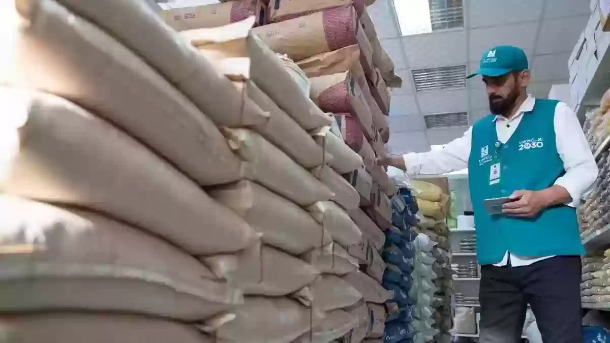 مداهمة مستودع بالرياض يعبأ