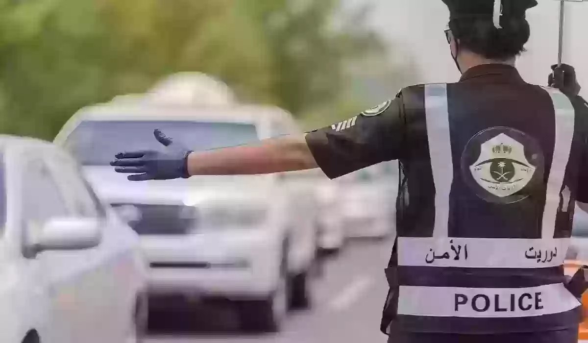 المخالفات المرورية تمنع المقيمين والمواطنين السعوديين